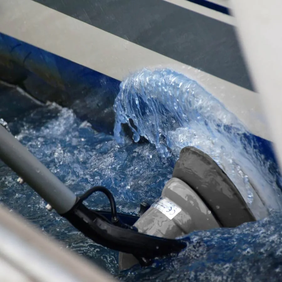 MotorScrubber JET3 cleaning swimming pool